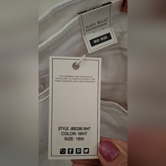 Judy Blue NWT White Mid Rise Destroyed Hem Cropped Stright plus size 16w Jeans - Picture 15 of 15